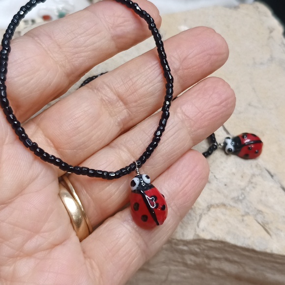 Lamp work glass Ladybug bracelet stretchy black glass seed beads - Picture 4 of 4